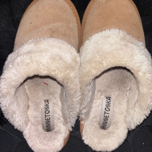 Minnetonka slippers fuzzy fur lined WW used condition women’s slippers SZ 8 - Picture 1 of 6